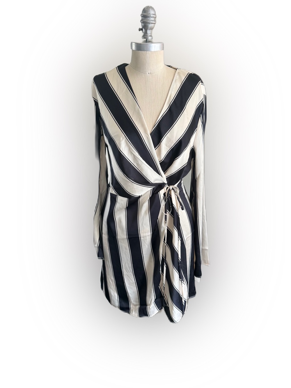 BNWT H&M Long Sleeve Navy Blue and Cream Wrap Dress. Size Medium